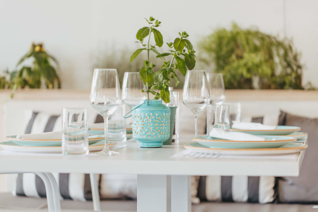 Hübsch dekorierter Tisch mit Weingläsern