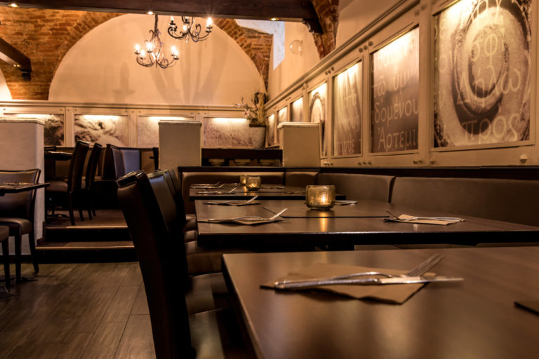 Tischreihe im gemütlichen Gewölbe des Poseidon Restaurant